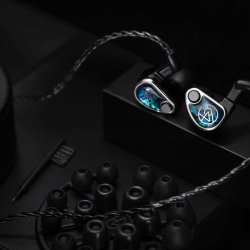 Et foto af 64 Audio Nio p� en sort baggrund med tilbeh�r