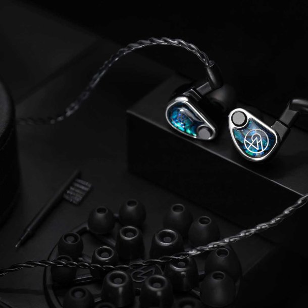 Et foto af 64 Audio Nio p� en sort baggrund med tilbeh�r