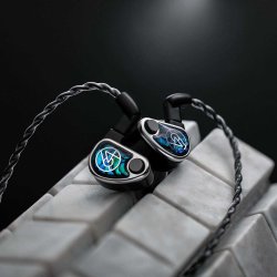 Et billede der viser 64 Audio Nio �retelefoner placeret elegant p� et stykke marmor