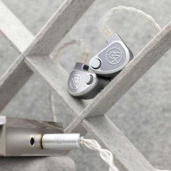 Et foto af 64 Audio U12t med en musikafspiller