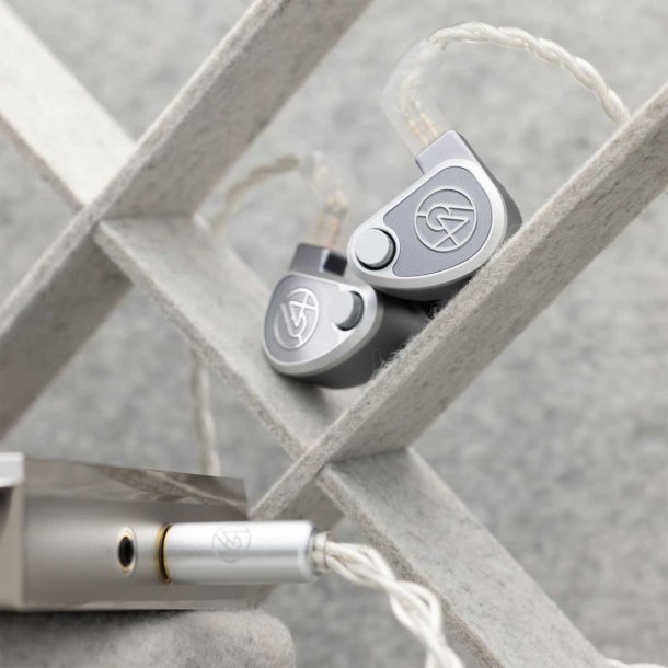 Et foto af 64 Audio U12t med en musikafspiller