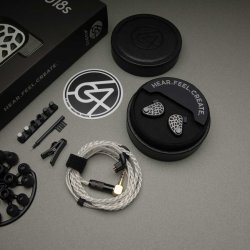 Et billede af 64 Audio U18s og det tilbeh�r som f�lger med