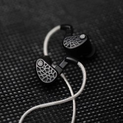 Foto af 64 Audio U18s p� en m�rk baggrund