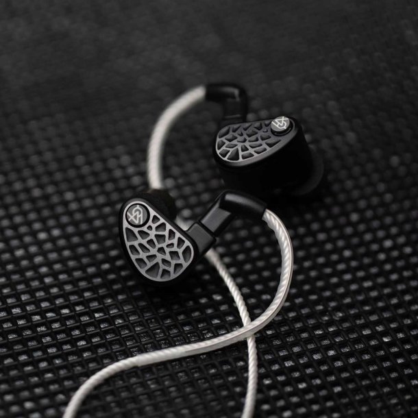 Foto af 64 Audio U18s p� en m�rk baggrund
