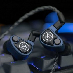 Et foto af 64 Audio U4s som ligger p� et tastatur
