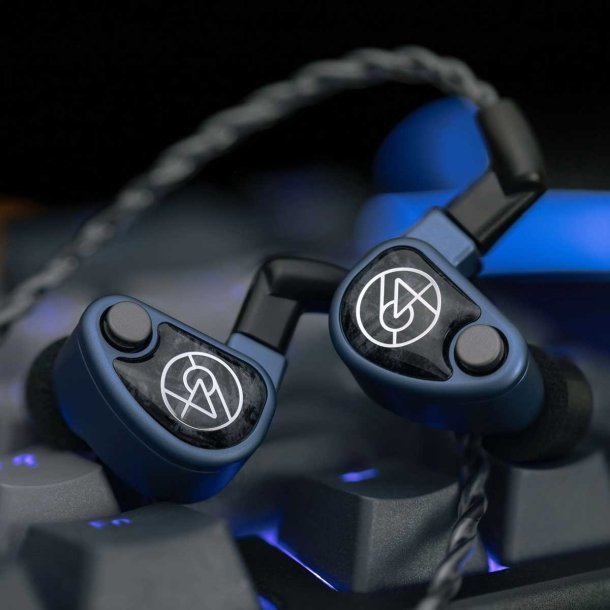 Et foto af 64 Audio U4s som ligger p� et tastatur