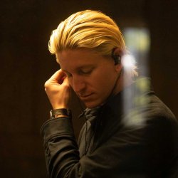 Et foto af en person som har 64 Audio U6t i �rerne