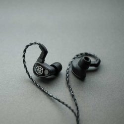 Foto af 64 Audio U6t som ligger p� en gr� baggrund