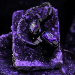 Foto af 64 Audio Vol�r p� en lilla sten
