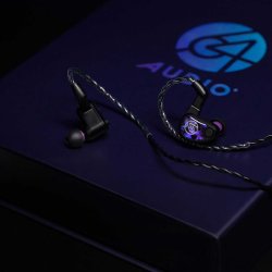 Et foto af 64 Audio Vol�r placeret p� deres emballage