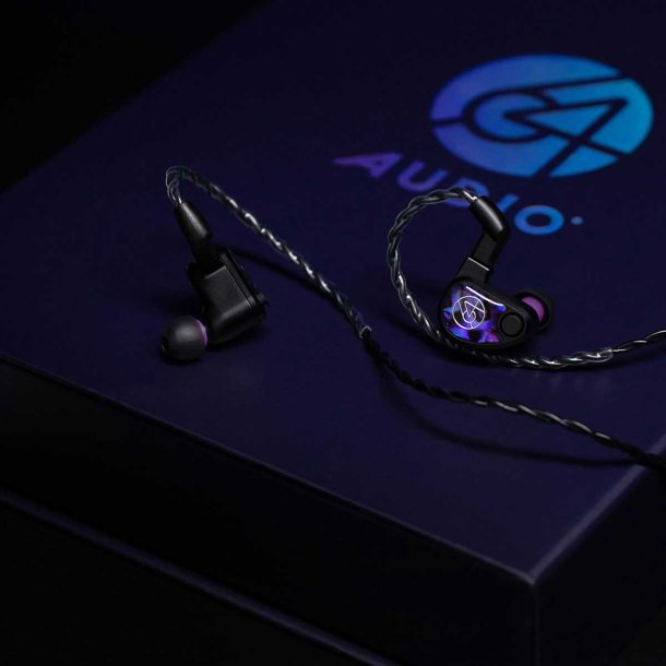 Et foto af 64 Audio Vol�r placeret p� deres emballage