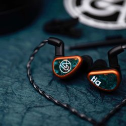 Foto af et s�t 64 Audio Tia Fourt� p� et bord der matcher deres farve