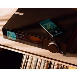 Foto af Cambridge Audio EVO 300 og en smartphone som streamer lyd til forst�rkeren