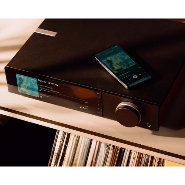 Foto af Cambridge Audio EVO 300 og en smartphone som streamer lyd til forst�rkeren