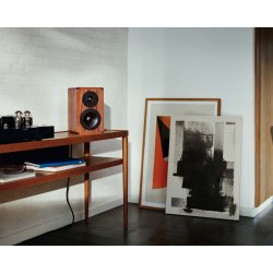 Dynaudio Legend kan st� p� en sk�nk eller andet m�bel