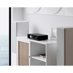 Et foto af Eversolo DMP-A8 Gen 2 p� et hvidt m�bel, med h�jttalere p� hver side