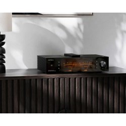 Et foto af Eversolo DMP-A8 Gen 2 Master Edition p� et m�rkt m�bel med et maleri og en lampe