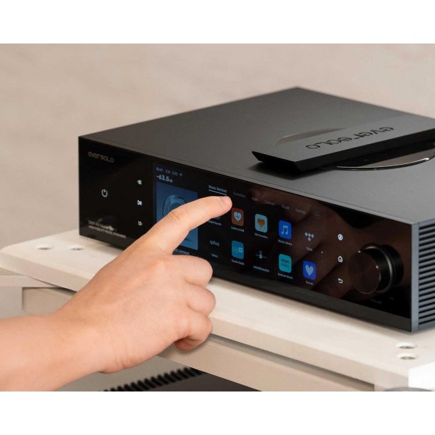 Et foto af en h�nd der betjener en Eversolo DMP-A8 Gen 2 Master Edition
