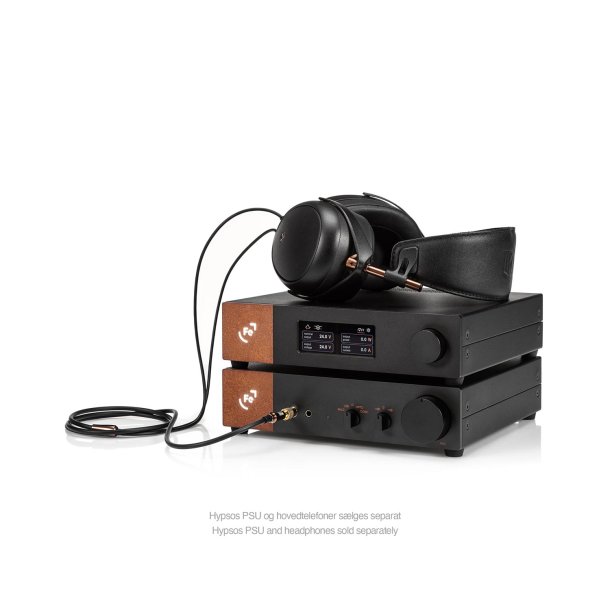 Et foto af Ferrum Audio Erco Gen 2 med HYPSOS str�mforsyning og Meze hovedtelefoner