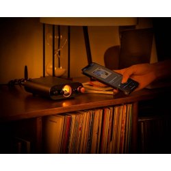 Et foto af en person der sender musik via Bluetooth til Fosi Audio MC101