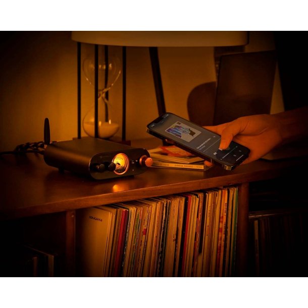 Et foto af en person der sender musik via Bluetooth til Fosi Audio MC101