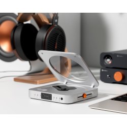 Foto af Fosi Audio Merak p� et skrivebord med hovedtelefoner i baggrunden
