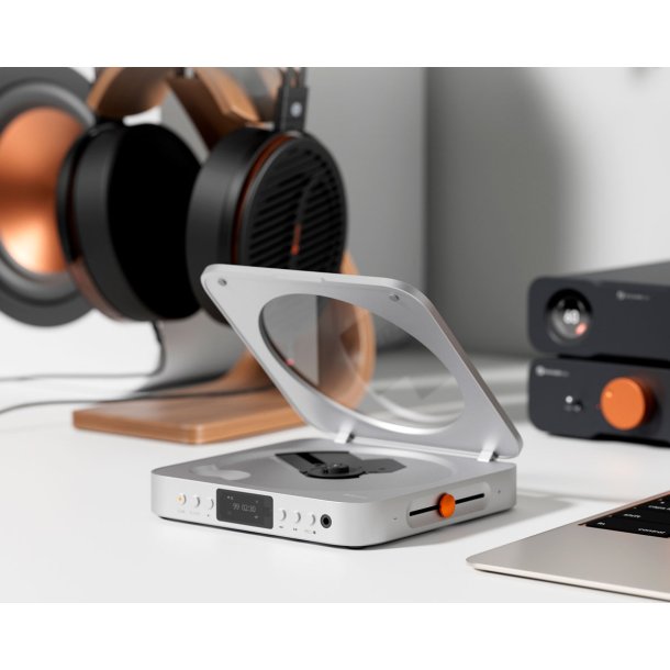 Foto af Fosi Audio Merak p� et skrivebord med hovedtelefoner i baggrunden