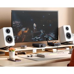 Et foto af Fosi Audio Q6 p� et skrivebord med h�jttalere