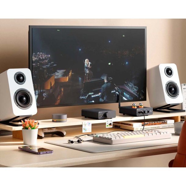 Et foto af Fosi Audio Q6 p� et skrivebord med h�jttalere