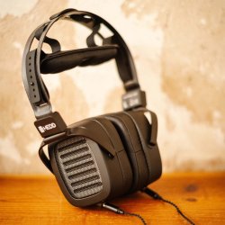 Et foto af HEDD Audio HEDDphone Two p� et bord