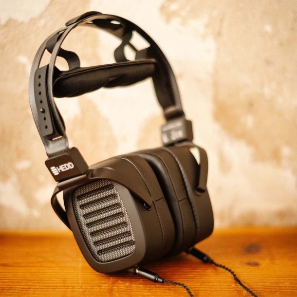 Et foto af HEDD Audio HEDDphone Two p� et bord