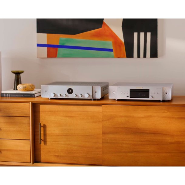 Marantz CD 70 og Model 70 p� et m�bel, under et maleri