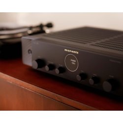 Et foto af Marantz Model 70 ved siden af en pladespiller, p� et m�bel
