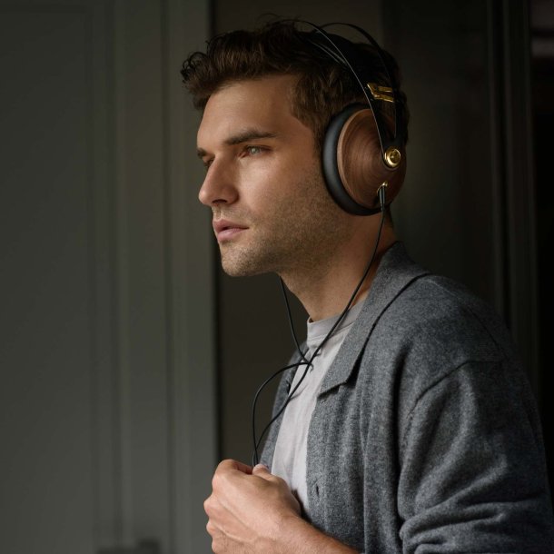 Mand der lytter til Meze Audio 99 Classics 2nd Gen