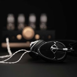 Foto af Meze Audio ARTA med en r�rforst�rker i baggrunden