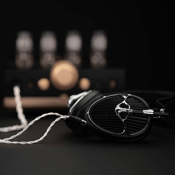 Foto af Meze Audio ARTA med en r�rforst�rker i baggrunden