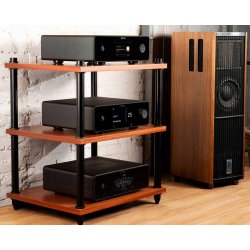 Foto af MICHI P430, S430 og Q430 p� et Hi-Fi rack
