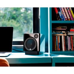 Monitor Audio Radius 1 4G i sort h�jglans, p� et skrivebord ved siden af en computer