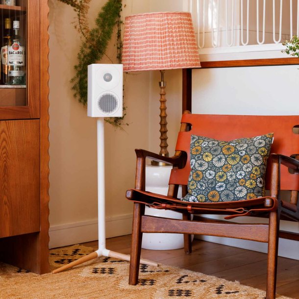 Monitor Audio Radius 3 4G p� en stander i et retro stuemilj�
