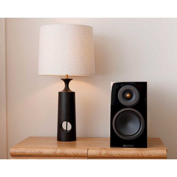Monitor Audio Silver 50 8G i sort h�jglans, placeret p� en sk�nk ved siden af en lampe