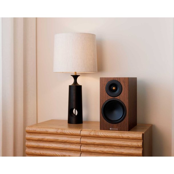 Monitor Audio Silver 50 8G p� en sk�nk ved siden af en lampe