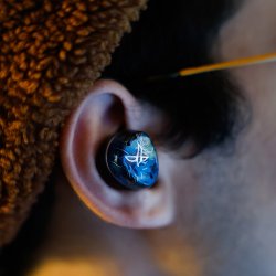 Et foto af Noble Audio Osprey i �ret p� en person