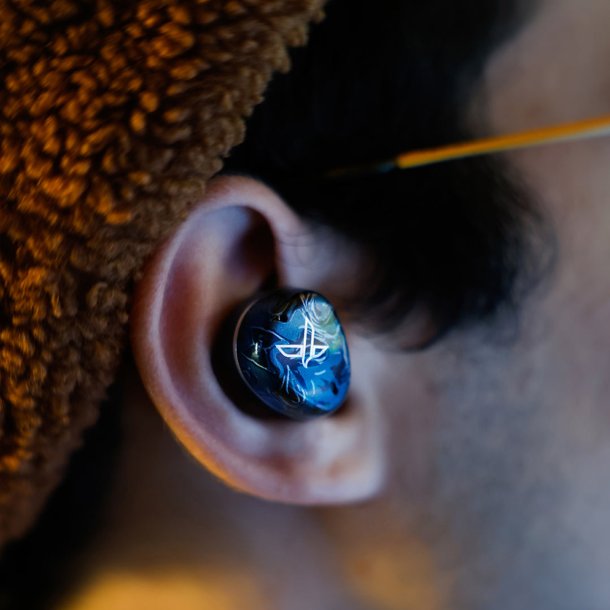 Et foto af Noble Audio Osprey i �ret p� en person