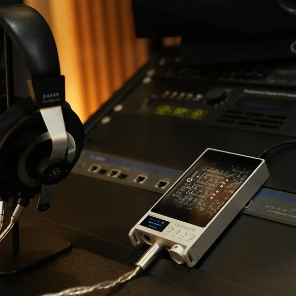 Questyle Sigma Pro i s�lv, p� et bord i et lydstudie