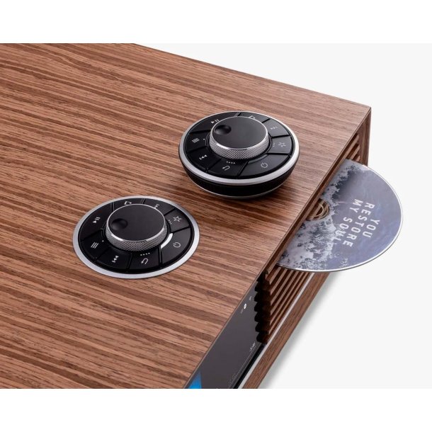 Foto af Ruark Audio R710 med en CD halvvejs indsat