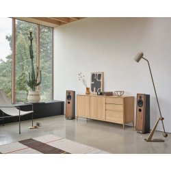 Foto af stue hvor Ruark Audio R710 er placeret p� en sk�nk, og ved siden af st�r et s�t Ruark Talisman-R h�jttalere