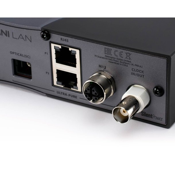 Foto af tilslutninger p� SilentPower OMNI LAN, herunder af clock-indgang