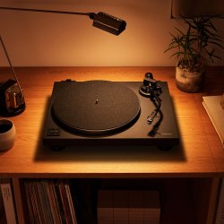 Technics SL-40CBT i sort, placeret p bord