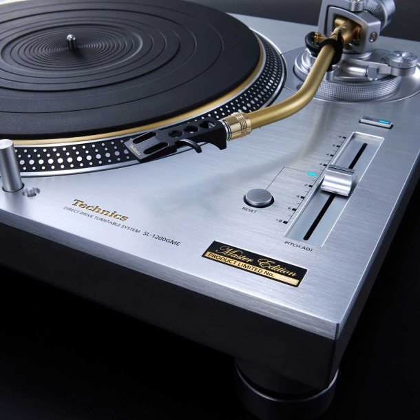 Technics SL-1200GME har et nummereret guldskilt p� plinten