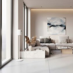 WiiM Sound standeren i hvid falder naturligt ind i stuen med sit elegante design
